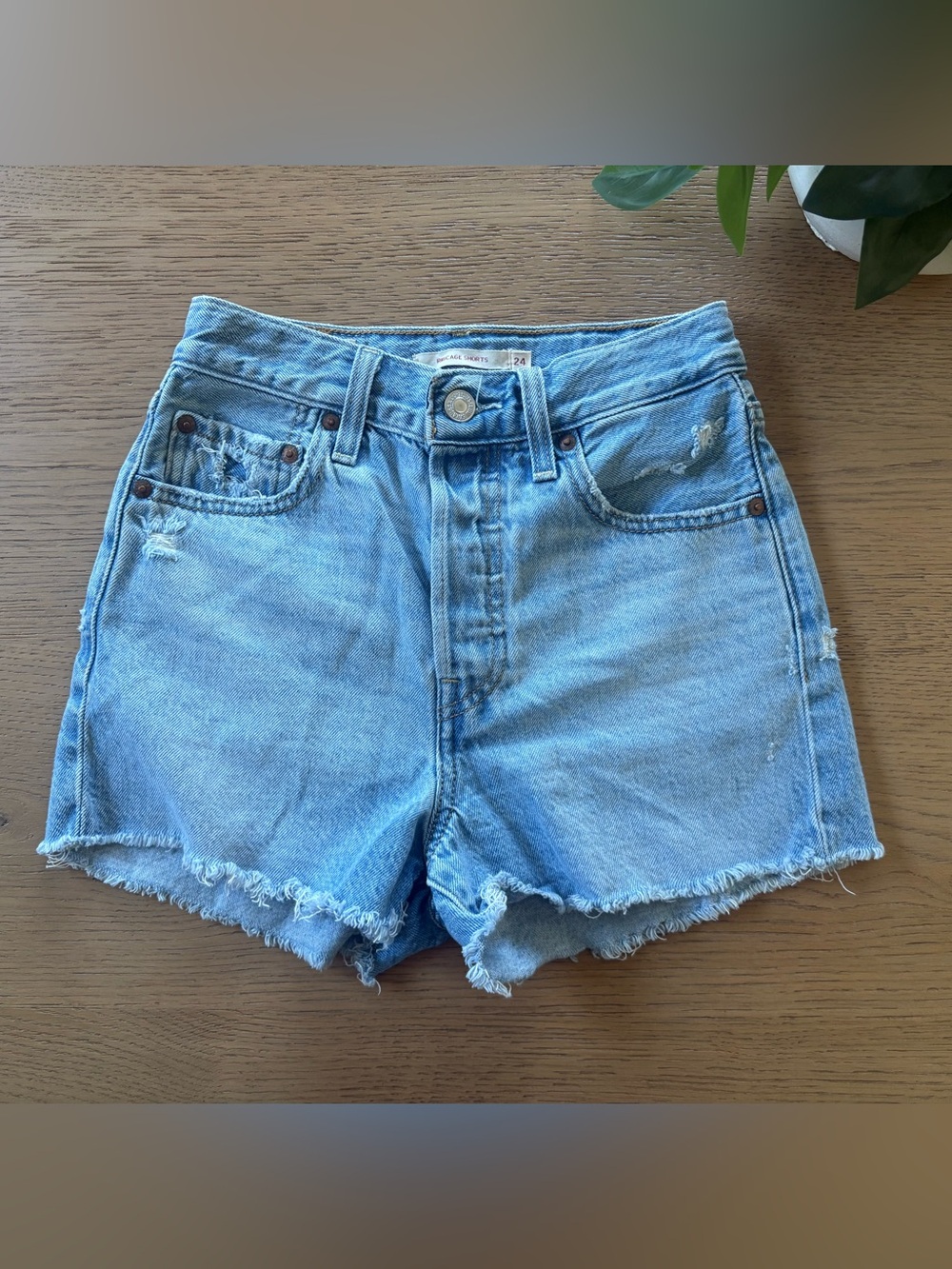 Levi’s Ribcage High Rise Button Fly Denim Shorts Size 24